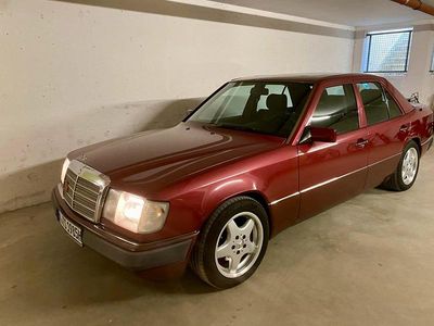 Rot Gebraucht 1991 Mercedes E230 Limousine | 8.500 €