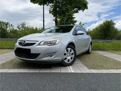 Gebraucht Opel Astra 110 PS (80 kW) 2011 Silber Kombi