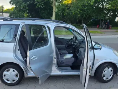 Gebraucht Toyota Yaris 86 PS (63 kW) 2000 Silber Kombi