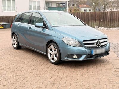 Gebraucht Mercedes B200 156 PS (114 kW) 2012 Blau Van / Kleinbus