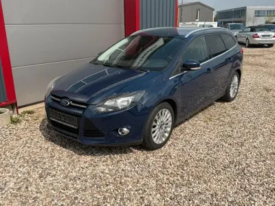 Usata Ford Focus Titanium 140 CV (102 kW) 2011 Blu Berlina