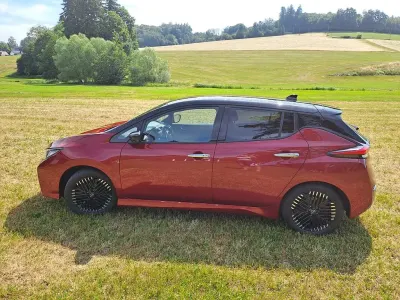 Gebraucht Nissan Leaf N-Connecta 110 kW (150 PS) 2024 Rot Kleinwagen