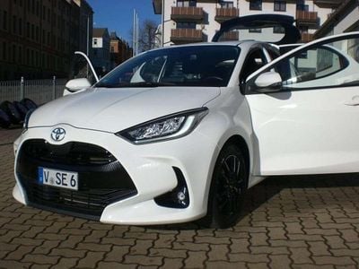 Gebraucht Toyota Yaris Team 125 PS (91 kW) 2023 Schneeweiß Limousine