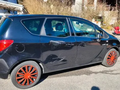 Begagnad Opel Meriva 120 HK (88 kW) 2011 Svart Minibuss