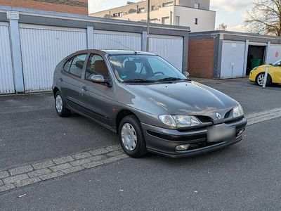 Gebraucht Renault Mégane 90 PS (66 kW) 1997 Grau Limousine