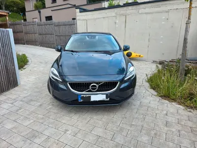Gebraucht Volvo V40 Momentum 150 PS (110 kW) 2016 Blau Limousine