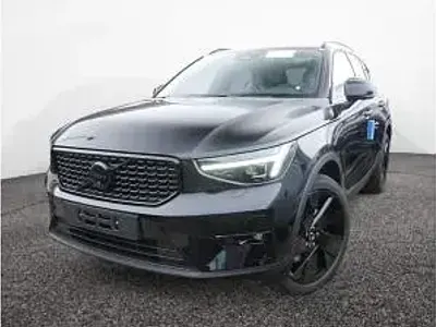 Neu Volvo XC40 Plus 163 PS (119 kW) 2025 Schwarz (onyx black / metallic) SUV
