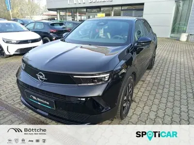 Neu Opel Mokka Elegance 136 PS (100 kW) 2025 Lackierung schwarz perla nera/typ aussenverkleidung metalliclackierung SUV