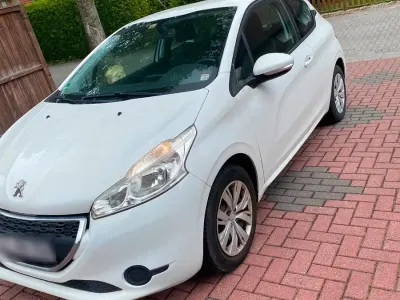 Gebraucht Peugeot 208 82 PS (60 kW) 2014 Weiß Kleinwagen
