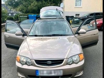 Gebraucht Kia Shuma 102 PS (75 kW) 2002 Gold Kleinwagen