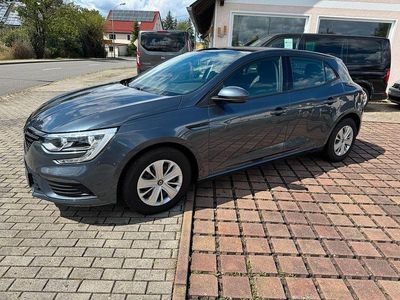 Grau Gebraucht 2019 Renault Mégane IV Life Limousine | 9.000 € (Fairer Preis)