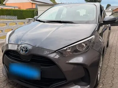 Gebraucht Toyota Yaris 92 PS (67 kW) 2021 Grau Kleinwagen