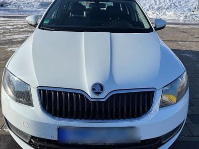 Weiß Gebraucht 2015 Skoda Octavia Kombi | 11.000 €