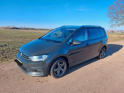 Grau Gebraucht 2017 VW Touran Comfortline Van / Kleinbus | 16.200 € (Fairer Preis)