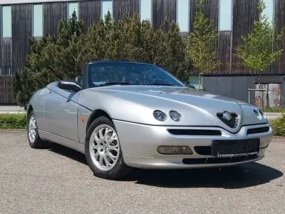 Käytetty Alfa Romeo Spider 150 HP (110 kW) 2001 Hopea Avoauto