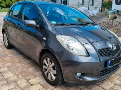 Gebraucht Toyota Yaris 69 PS (50 kW) 2009 Grau Kleinwagen