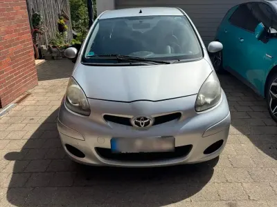 Gebraucht Toyota Aygo 68 PS (50 kW) 2011 Silber Kleinwagen