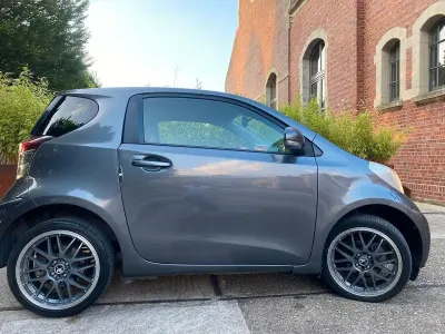 Używany Toyota iQ 90 KM (66 kW) 2010 Szary Hatchback