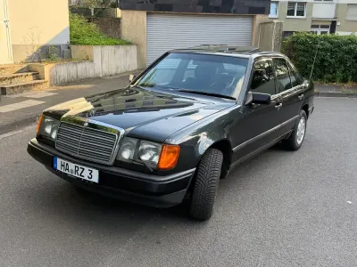 Gebraucht Mercedes 230 132 PS (97 kW) 1988 Schwarz Limousine
