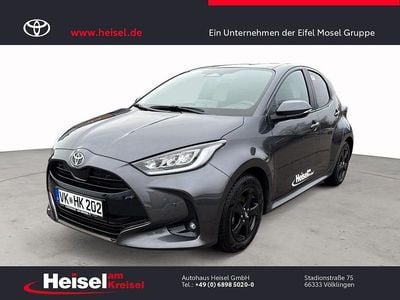 Gebraucht Toyota Yaris Hybrid Style 131 PS (96 kW) 2025 Grau Limousine