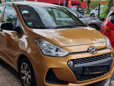 Gebraucht Hyundai i10 Classic 67 PS (49 kW) 2017 Mandarin orange / mic Kleinwagen
