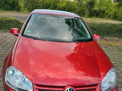 Gebraucht VW Golf V 105 PS (77 kW) 2005 Rot Kleinwagen