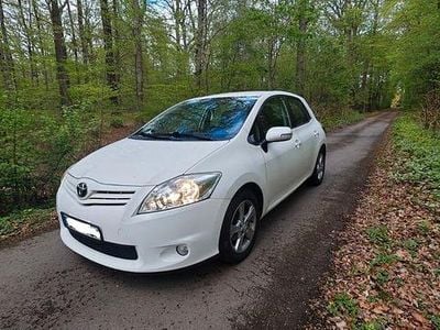 Second-hand Toyota Auris Edition 132 CP (97 kW) 2011 Alb Hatchback