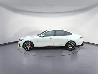 Gebraucht BMW 520 M Sport 208 PS (152 kW) 2025 Weiß Limousine