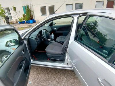 Gebraucht Ford Mondeo 125 PS (91 kW) 2001 Silber Limousine