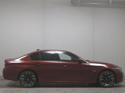 Aventurinrot iii metallic Gebraucht 2021 BMW 545e M Sport Limousine | 30.780 € (Fairer Preis)