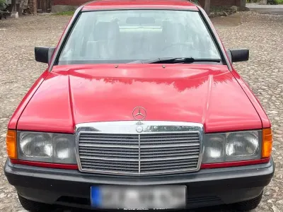 Gebraucht Mercedes 190 72 PS (52 kW) 1988 Rot Limousine