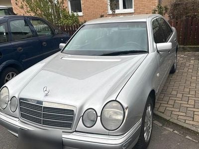 Usata Mercedes E230 150 CV (110 kW) 1996 Argento Berlina