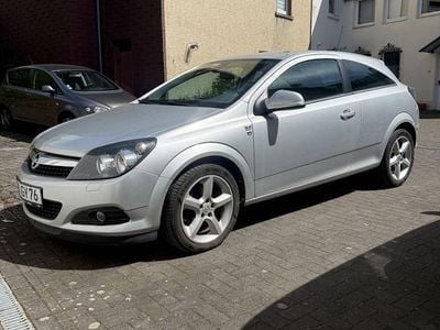 Begagnad Opel Astra GTC Edition 116 HK (85 kW) 2010 Silver Halvkombi