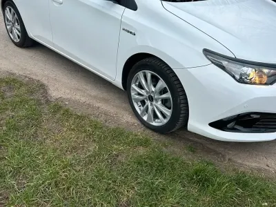 Brugt Toyota Auris Hybrid Team 2018 Hvid Sedan