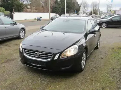 Gebraucht Volvo V60 Kinetic 163 PS (119 kW) 2011 Black sapphire / metallic Kombi