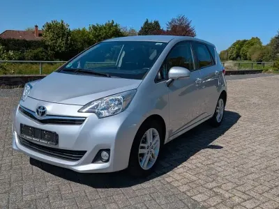 Usado Toyota Verso-S Multidrive S 99 HP (72 kW) 2012 Prateado Monovolume