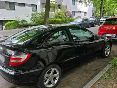 Używany Mercedes C180 143 KM (105 kW) 2005 Czarny Coupe
