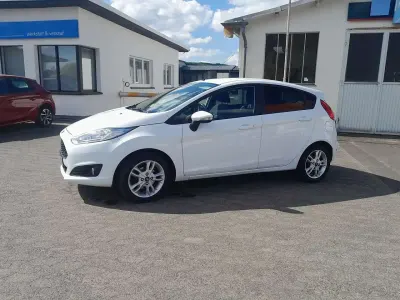 Używany Ford Fiesta Celebration 101 KM (74 kW) 2016 Biały Hatchback