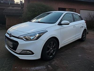 Weiß Gebraucht 2015 Hyundai i20 Classic Kleinwagen | 6.300 € (Etwas zu teuer)