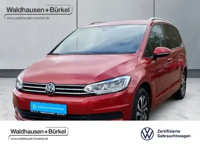 Używany VW Touran Active 150 KM (110 kW) 2021 Czerwony Minivan