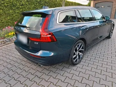 Gebraucht Volvo V60 Momentum 150 PS (110 kW) 2020 Blau Kombi