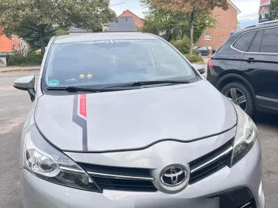 Gebraucht Toyota Verso 150 PS (110 kW) 2014 Silber Van / Kleinbus