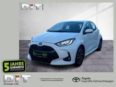 Schneeweiß Gebraucht 2022 Toyota Yaris Hybrid Team Kleinwagen | 16.490 € (Superpreis)