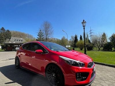Rot Gebraucht 2016 Kia Ceed GT-Challenge Kleinwagen | 13.000 € (Fairer Preis)