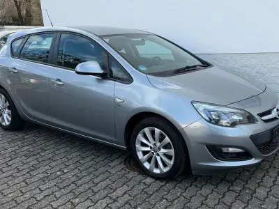 Gebraucht Opel Astra Active 101 PS (74 kW) 2013 Silbersee/perl silber (m2) Limousine