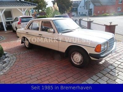 Weiß Gebraucht 1982 Mercedes 200 Limousine | 8.950 €
