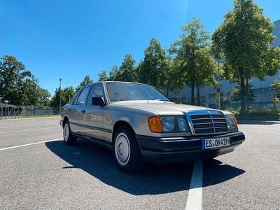 Gebraucht Mercedes E230 132 PS (97 kW) 1988 Silber Limousine
