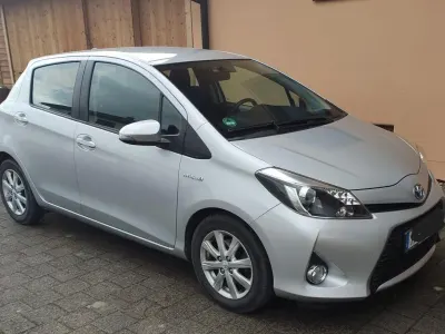Gebraucht Toyota Yaris Hybrid Life 101 PS (74 kW) 2012 Silber Kleinwagen