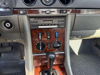Begagnad Mercedes SL380 204 HK (150 kW) 1985 Grå Cab