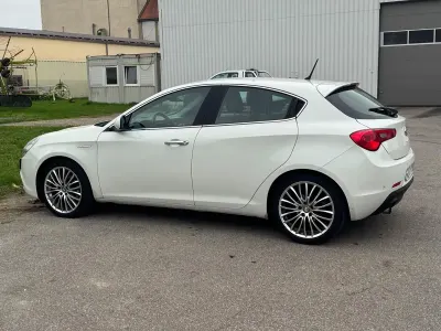 Gebraucht Alfa Romeo Giulietta 170 PS (125 kW) 2011 Weiß Kleinwagen